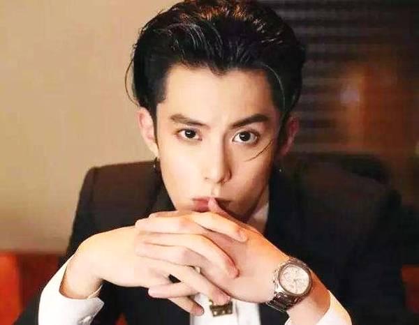 王鹤棣娱乐吃大瓜